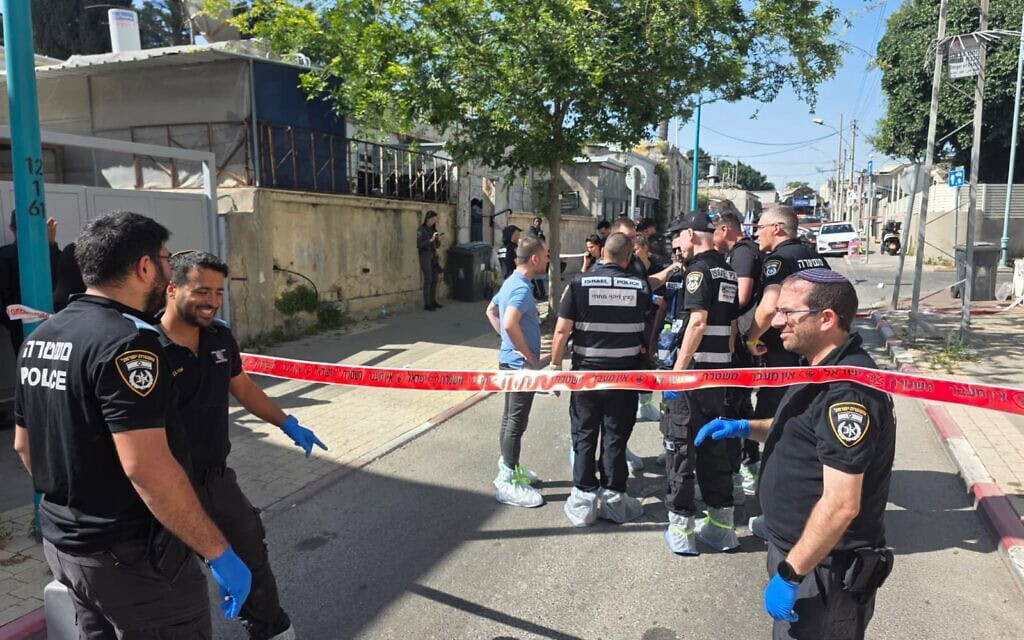 שוטרים בזירת רצח ברמלה. 11 במאי 2026 (צילום: דוברות המשטרה) שוטרים בזירת רצח ברמלה. 11 במאי 2026 (צילום: דוברות המשטרה)