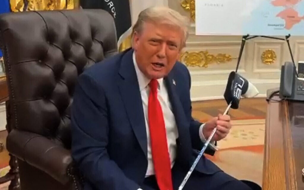 טראמפ עם מקל גולף שהעניק לו נשיא אוקראינה וולודימיר זלנסקי בבית הלבן בוושינגטון, מתוך סרטון שפרסמה לשכת נשיא אוקראינה, 19 באוגוסט 2025 (צילום: AFP PHOTO / UKRAINIAN PRESIDENTIAL OFFICE) טראמפ עם מקל גולף שהעניק לו נשיא אוקראינה וולודימיר זלנסקי בבית הלבן בוושינגטון, מתוך סרטון שפרסמה לשכת נשיא אוקראינה, 19 באוגוסט 2025 (צילום: AFP PHOTO / UKRAINIAN PRESIDENTIAL OFFICE)