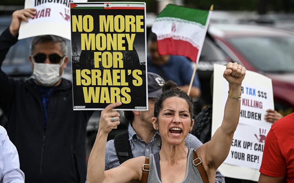 מפגינים מוחים נגד הפעולה הצבאית האמריקאית באיראן במהלך הפגנה ביוסטון, טקסס, ב-7 באפריל 2026 (צילום: RONALDO SCHEMIDT / AFP) מפגינים מוחים נגד הפעולה הצבאית האמריקאית באיראן במהלך הפגנה ביוסטון, טקסס, ב-7 באפריל 2026 (צילום: RONALDO SCHEMIDT / AFP)