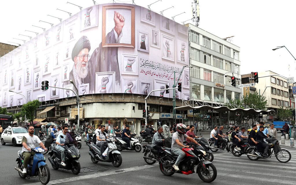שלט חוצות במרכז טהרן שבו נראה המנהיג העליון המנוח של איראן, האיתוללה עלי חמינאי. 5 במאי 2026 (צילום: AFP) שלט חוצות במרכז טהרן שבו נראה המנהיג העליון המנוח של איראן, האיתוללה עלי חמינאי. 5 במאי 2026 (צילום: AFP)