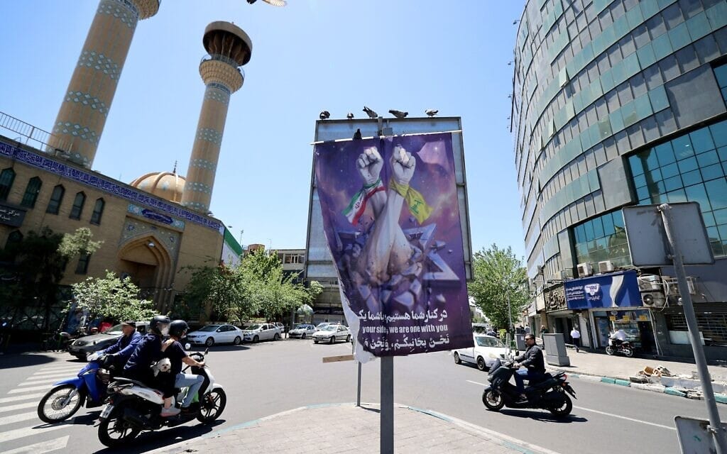 כרזה שבה נראה אגרוף איראני ואגרוף של חזבאללה מנפצים מגן דוד, טהרן, איראן, 9 במאי 2026 (צילום: ATTA KENARE / AFP) כרזה שבה נראה אגרוף איראני ואגרוף של חזבאללה מנפצים מגן דוד, טהרן, איראן, 9 במאי 2026 (צילום: ATTA KENARE / AFP)