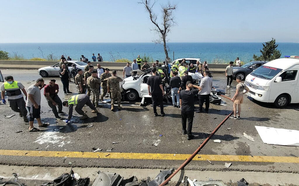 רכב שנפגע בתקיפה ישראלית בכביש שבין ביירות לצידון, באזור סעדיאת, 9 במאי 2026 (צילום: Fadel ITANI / AFP)