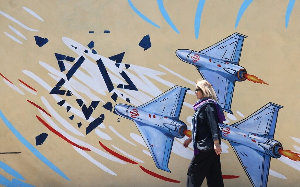 ציור קיר אנטי-אמריקאי ואנטי-ישראלי על קיר בטהרן, איראן, ב-10 במאי 2026 (צילום: ATTA KENARE / AFP) ציור קיר אנטי-אמריקאי ואנטי-ישראלי על קיר בטהרן, איראן, ב-10 במאי 2026 (צילום: ATTA KENARE / AFP)