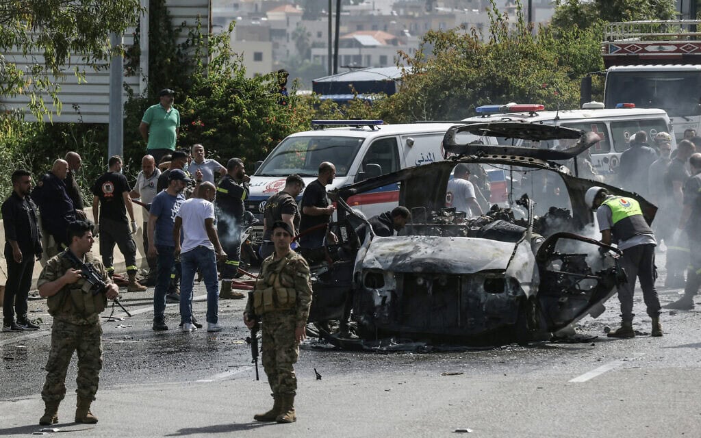 רכב שנפגע בתקיפת כטב"ם צה"ל  בכביש סמוך לעיירה ג'ייה, מדרום לביירות, 13 במאי 2026 (צילום: MAHMOUD ZAYYAT / AFP)