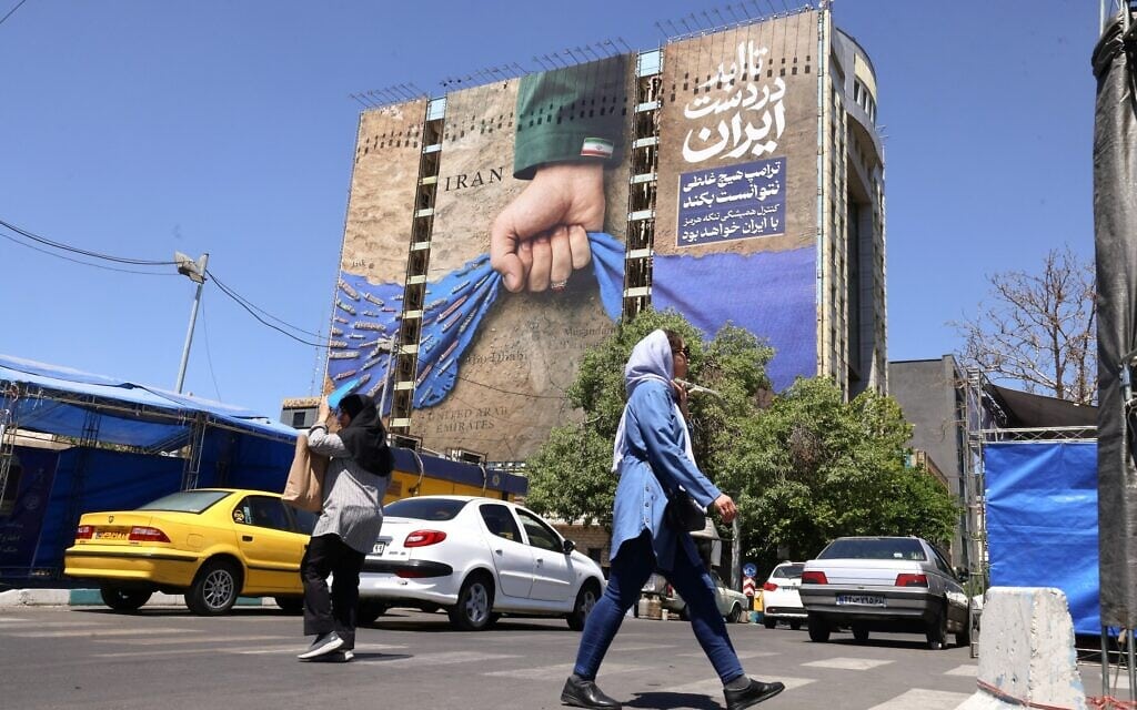 שלט בטהרן המציג את מצר הורמוז לצד הכיתוב "לנצח בידי איראן", 25 במאי 2026 (צילום: ATTA KENARE / AFP) שלט בטהרן המציג את מצר הורמוז לצד הכיתוב "לנצח בידי איראן", 25 במאי 2026 (צילום: ATTA KENARE / AFP)