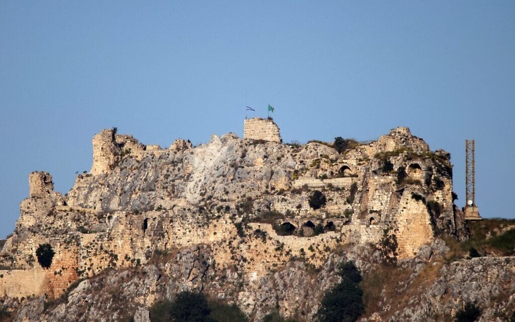 דגלי ישראל וחטיבת גולני מעל מבצר הבופור בדרום לבנון, כפי שנראו מאזור מרג' עיון בדרום לבנון, 31 במאי 2026 (צילום: AFP) דגלי ישראל וחטיבת גולני מעל מבצר הבופור בדרום לבנון, כפי שנראו מאזור מרג' עיון בדרום לבנון, 31 במאי 2026 (צילום: AFP)