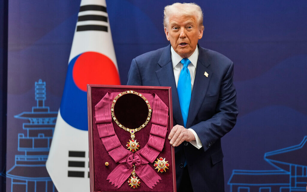 הנשיא דונלד טראמפ קיבל את עיטור Grand Order of Mugunghwa מנשיא קוריאה הדרומית לי ג'ה-מיונג, 29 באוקטובר 2025 (צילום: AP Photo/Mark Schiefelbein) הנשיא דונלד טראמפ קיבל את עיטור Grand Order of Mugunghwa מנשיא קוריאה הדרומית לי ג'ה-מיונג, 29 באוקטובר 2025 (צילום: AP Photo/Mark Schiefelbein)