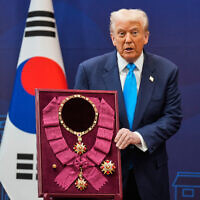 הנשיא דונלד טראמפ קיבל את עיטור Grand Order of Mugunghwa מנשיא קוריאה הדרומית לי ג'ה-מיונג, 29 באוקטובר 2025 (צילום: AP Photo/Mark Schiefelbein) הנשיא דונלד טראמפ קיבל את עיטור Grand Order of Mugunghwa מנשיא קוריאה הדרומית לי ג'ה-מיונג, 29 באוקטובר 2025 (צילום: AP Photo/Mark Schiefelbein)