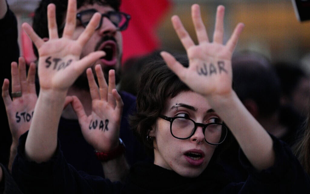 הפגנה נגד המלחמה בתל אביב, 4 באפריל 2026 (צילום: AP Photo/Maya Levin) הפגנה נגד המלחמה בתל אביב, 4 באפריל 2026 (צילום: AP Photo/Maya Levin)