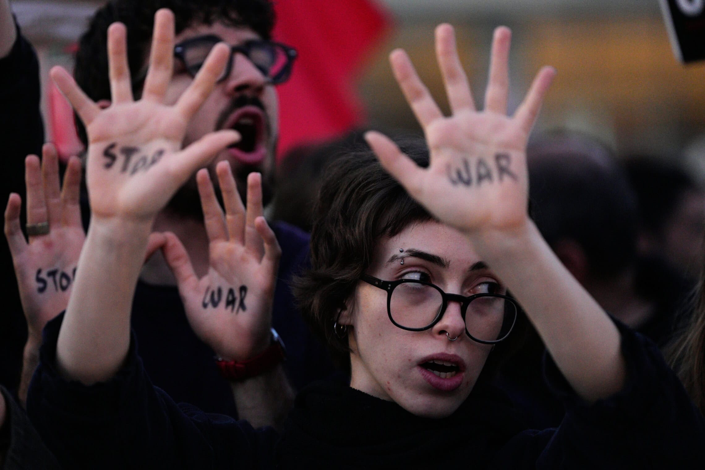 הפגנה נגד המלחמה בתל אביב, 4 באפריל 2026 (צילום: AP Photo/Maya Levin) הפגנה נגד המלחמה בתל אביב, 4 באפריל 2026 (צילום: AP Photo/Maya Levin)