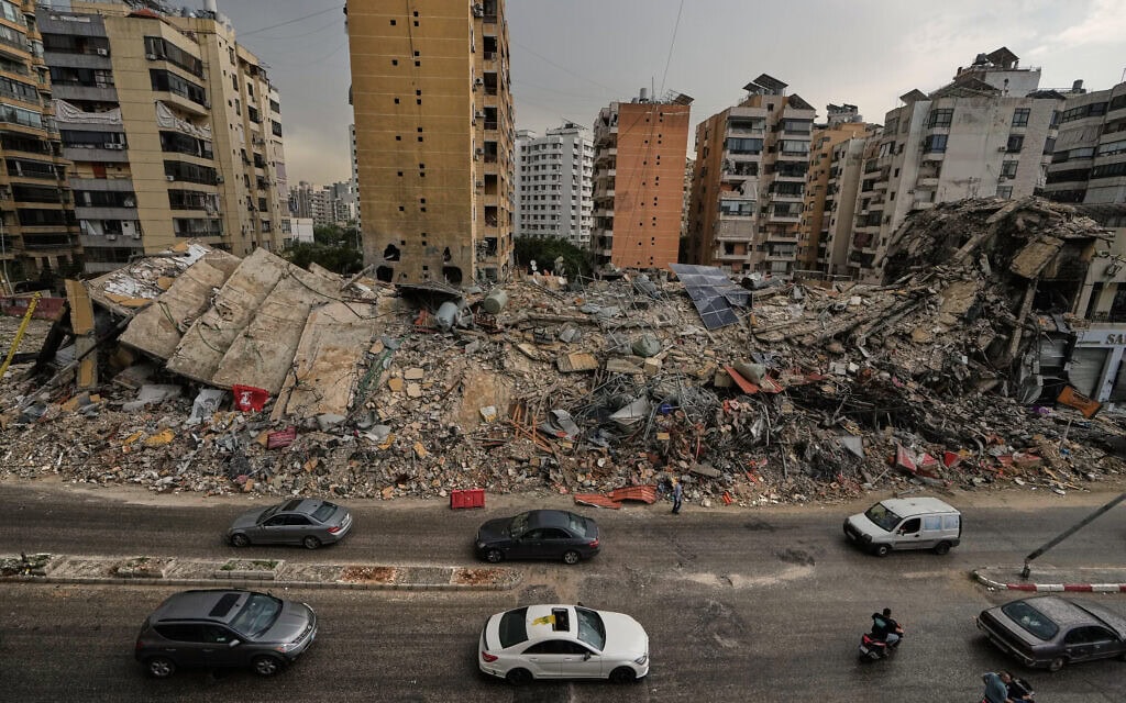 תושבים נוסעים ליד הריסות מבנים שהותקפו על ידי צה"ל בדאחייה, דרום ביירות, לבנון, אפריל 2026 (צילום: AP Photo/Bilal Hussein) תושבים נוסעים ליד הריסות מבנים שהותקפו על ידי צה"ל בדאחייה, דרום ביירות, לבנון, אפריל 2026 (צילום: AP Photo/Bilal Hussein)