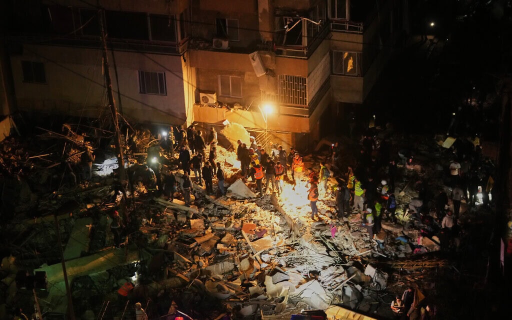 כוחות חילוץ מחפשים ניצולים בין הריסותיו של בניין שניזוק בתקיפה אווירית ישראלית בדאחיה, בפרבריה הדרומיים של ביירות, 6 במאי 2026 (צילום: AP Photo/Hassan Ammar)