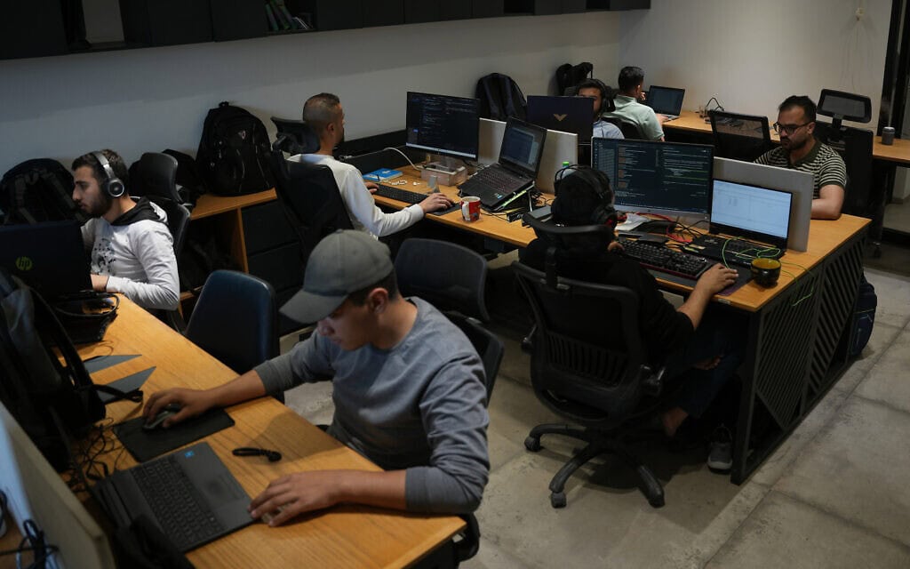 פרילנסרים דיגיטליים פלסטינים עובדים על פרויקטים עבור לקוחות בחו”ל במתחם עבודה משותף בעיר עזה, 12 במאי 2026 (צילום: AP Photo/Abdel Kareem Hana) פרילנסרים דיגיטליים פלסטינים עובדים על פרויקטים עבור לקוחות בחו”ל במתחם עבודה משותף בעיר עזה, 12 במאי 2026 (צילום: AP Photo/Abdel Kareem Hana)