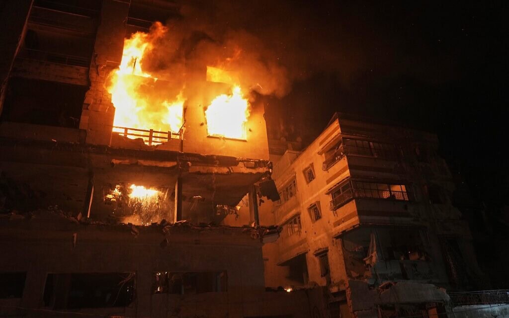 בניין מגורים בשכונת רימאל שבעיר עזה שנפגע בתקיפה שבה ניסתה ישראל להתנקש בחייו של עז א־דין אל־חדאד, 15 במאי 2026 (צילום: AP Photo/Jehad Alshrafi)