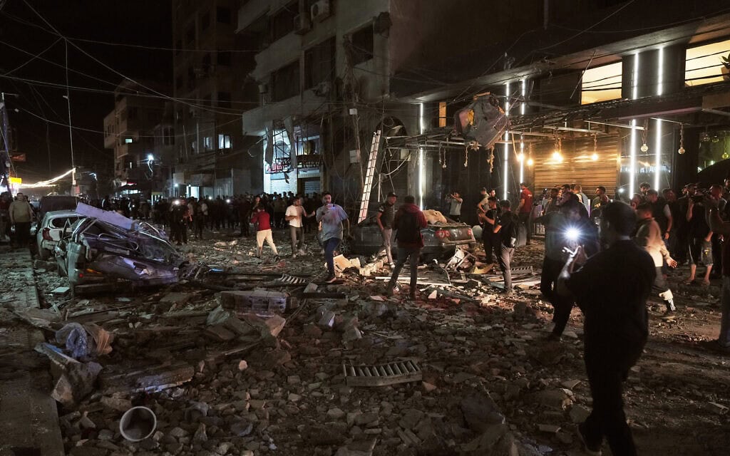 זירת ההתנקשות הישראלית בראש הזרוע הצבאית של חמאס מוחמד עודה בשכונת רימאל בעיר עזה. 26 במאי 2026 (צילום: AP Photo/Jehad Alshrafi)
