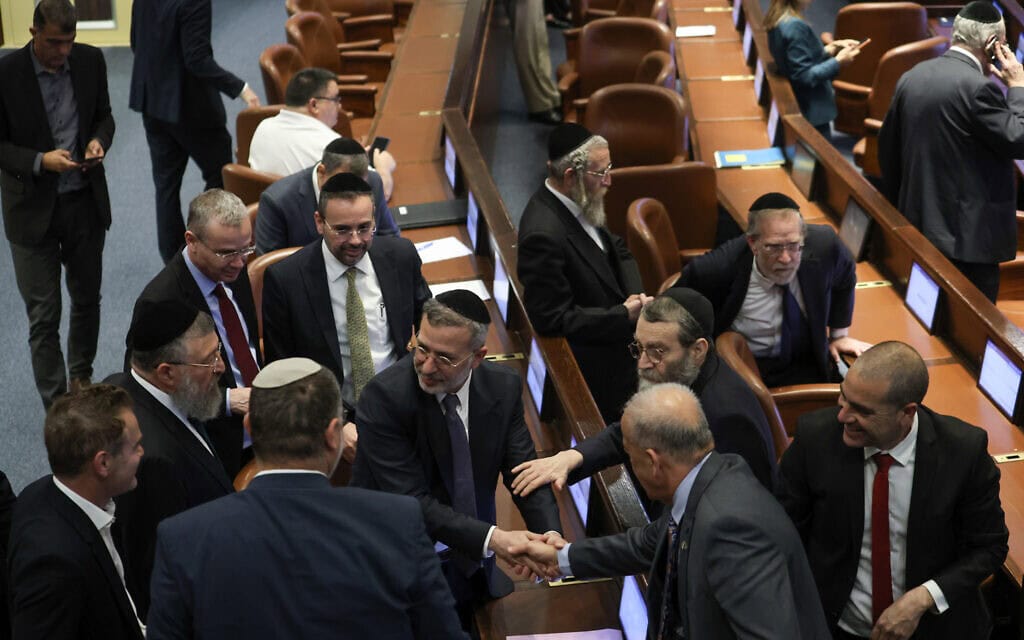 חברי כנסת מהקואליציה משוחחים במליאה. 20 במאי 2026 (צילום: דני שם טוב - דוברות הכנסת)