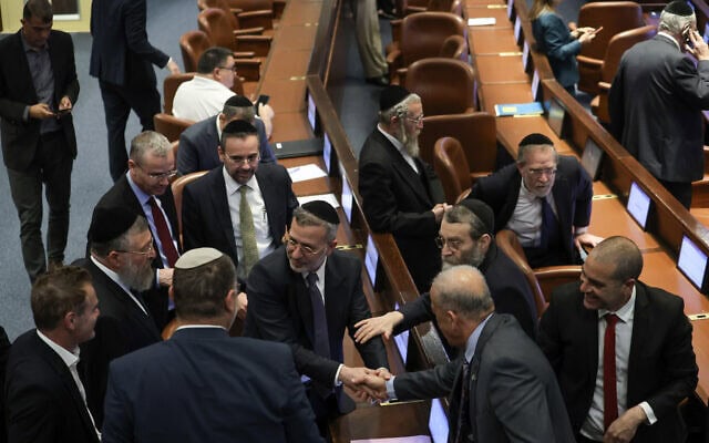 חברי כנסת מהקואליציה משוחחים במליאה. 20 במאי 2026 (צילום: דני שם טוב - דוברות הכנסת) חברי כנסת מהקואליציה משוחחים במליאה. 20 במאי 2026 (צילום: דני שם טוב - דוברות הכנסת)