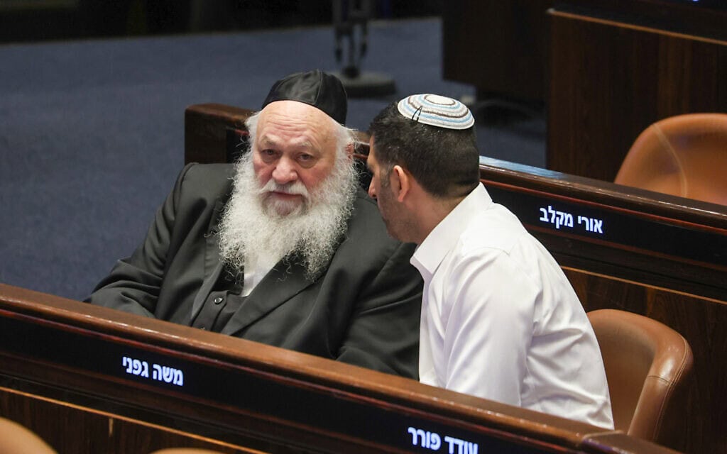 השר שלמה קרעי מסתודד במליאה עם השר יצחק גולדקנופף במליאה. 27 במאי 2026 (צילום: דני שם טוב - דוברות הכנסת) השר שלמה קרעי מסתודד במליאה עם השר יצחק גולדקנופף במליאה. 27 במאי 2026 (צילום: דני שם טוב - דוברות הכנסת)