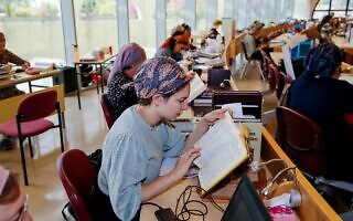 בחינות הסמכה לרבנות לנשים במדרשת לינדנבאום אור תורה, 2022 (צילום: גרשון אלינסון / פלאש90) בחינות הסמכה לרבנות לנשים במדרשת לינדנבאום אור תורה, 2022 (צילום: גרשון אלינסון / פלאש90)