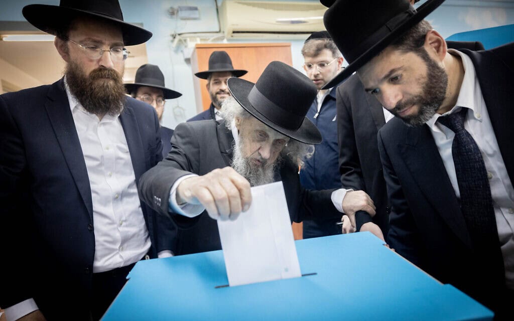 הרב דוב לנדו מצביע בבחירות לראשות עיריית בני ברק, 27 בפברואר 2024 (צילום: חיים גולדברג/פלאש90) הרב דוב לנדו מצביע בבחירות לראשות עיריית בני ברק, 27 בפברואר 2024 (צילום: חיים גולדברג/פלאש90)