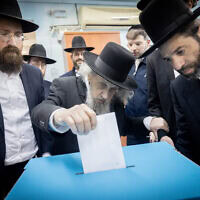 הרב דוב לנדו מצביע בבחירות לראשות עיריית בני ברק, 27 בפברואר 2024