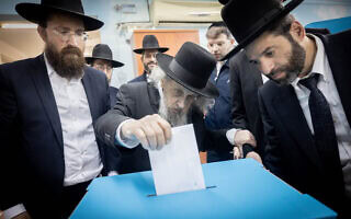 הרב דוב לנדו מצביע בבחירות לראשות עיריית בני ברק, 27 בפברואר 2024 (צילום: חיים גולדברג/פלאש90) הרב דוב לנדו מצביע בבחירות לראשות עיריית בני ברק, 27 בפברואר 2024 (צילום: חיים גולדברג/פלאש90)
