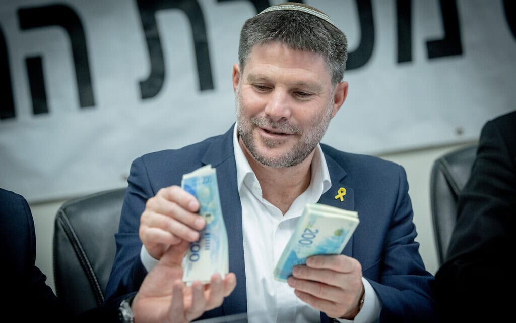 שר האוצר בצלאל סמוטריץ' מוכר את החמץ של מדינת ישראל, 21 באפריל 2024 (צילום: חיים גולדברג/פלאש90) שר האוצר בצלאל סמוטריץ' מוכר את החמץ של מדינת ישראל, 21 באפריל 2024 (צילום: חיים גולדברג/פלאש90)
