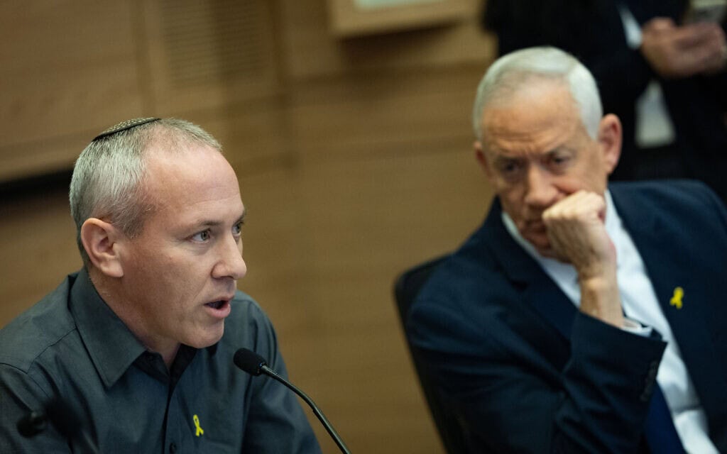 חברי הכנסת בני גנץ וחילי טרופר בוועדה בכנסת. 6 בינואר 2025 (צילום: יהונתן זינדל/פלאש90)