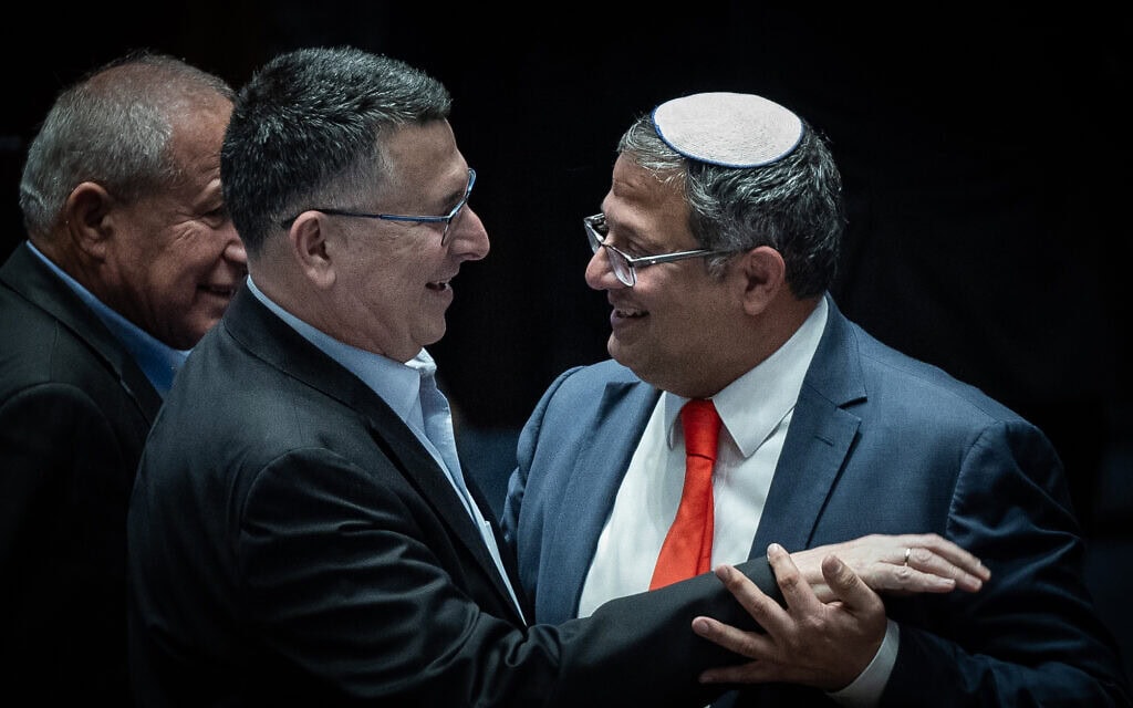 איתמר בן גביר וגדעון סער במליאת הכנסת, 19 במרץ 2025 (צילום: יונתן זינדל/פלאש90) איתמר בן גביר וגדעון סער במליאת הכנסת, 19 במרץ 2025 (צילום: יונתן זינדל/פלאש90)