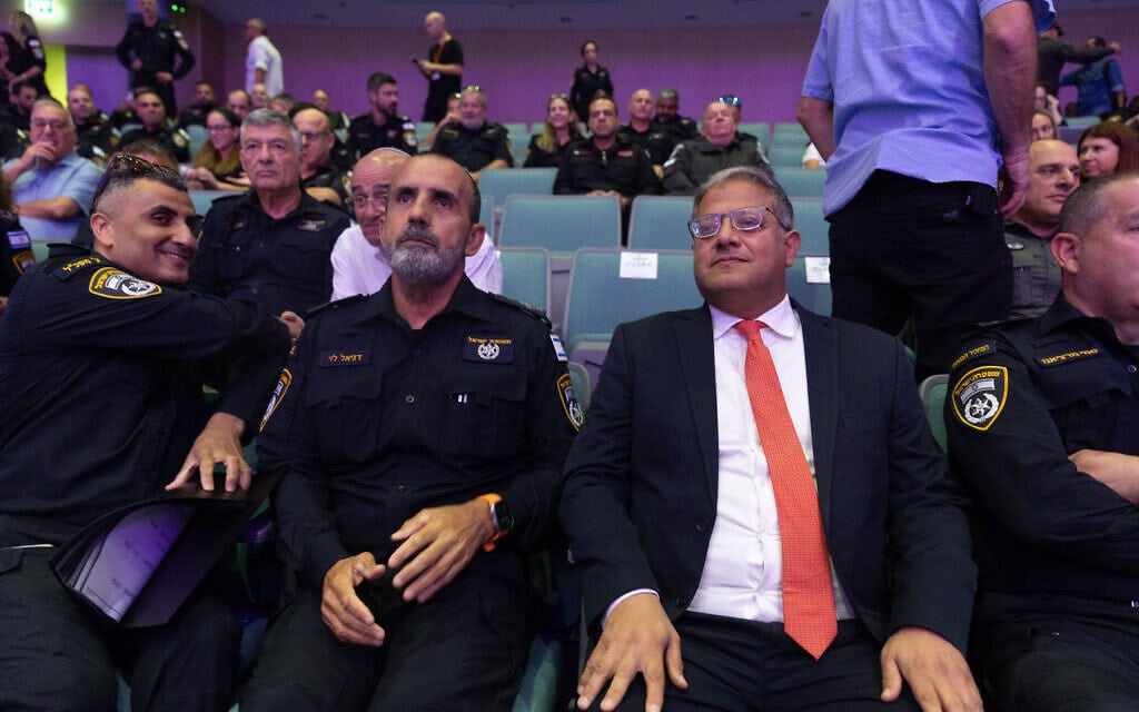 השר לביטחון לאומי איתמר בן גביר ומפכ"ל המשטרה דני לוי במכללה הלאומית לשוטרים בבית שמש, 15 בספטמבר 2025 (צילום: אורן בן חקון/פלאש90) השר לביטחון לאומי איתמר בן גביר ומפכ"ל המשטרה דני לוי במכללה הלאומית לשוטרים בבית שמש, 15 בספטמבר 2025 (צילום: אורן בן חקון/פלאש90)