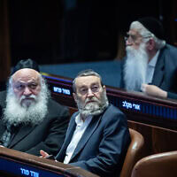 חברי הכנסת משה גפני ויצחק גולדקנופף במליאת הכנסת, 14 בינואר 2026