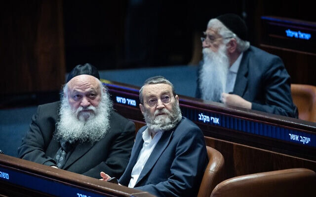 חברי הכנסת משה גפני ויצחק גולדקנופף במליאת הכנסת, 14 בינואר 2026