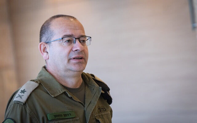 אלוף רומן גופמן בדרך לוועדת החוץ והביטחון של הכנסת, 5 בפברואר 2026