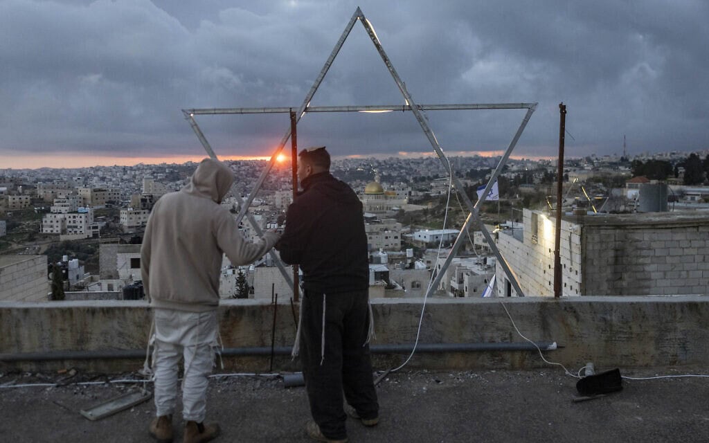 תושבים יהודים משכונת "הגבורה" בעיר חברון, הגדה המערבית, 24 בפברואר 2026 (צילום: חיים גולדברג/פלאש90) תושבים יהודים משכונת "הגבורה" בעיר חברון, הגדה המערבית, 24 בפברואר 2026 (צילום: חיים גולדברג/פלאש90)