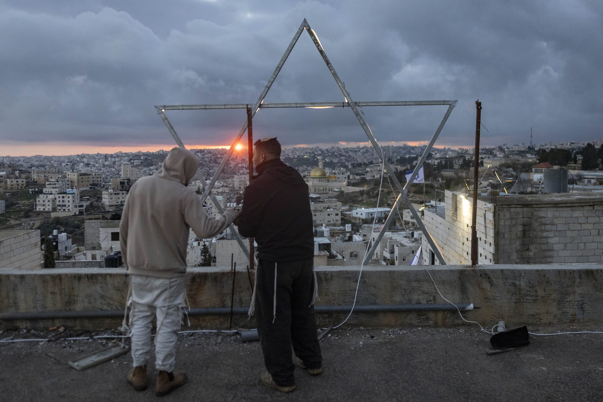 תושבים יהודים משכונת "הגבורה" בעיר חברון, הגדה המערבית, 24 בפברואר 2026 (צילום: חיים גולדברג/פלאש90) תושבים יהודים משכונת "הגבורה" בעיר חברון, הגדה המערבית, 24 בפברואר 2026 (צילום: חיים גולדברג/פלאש90)
