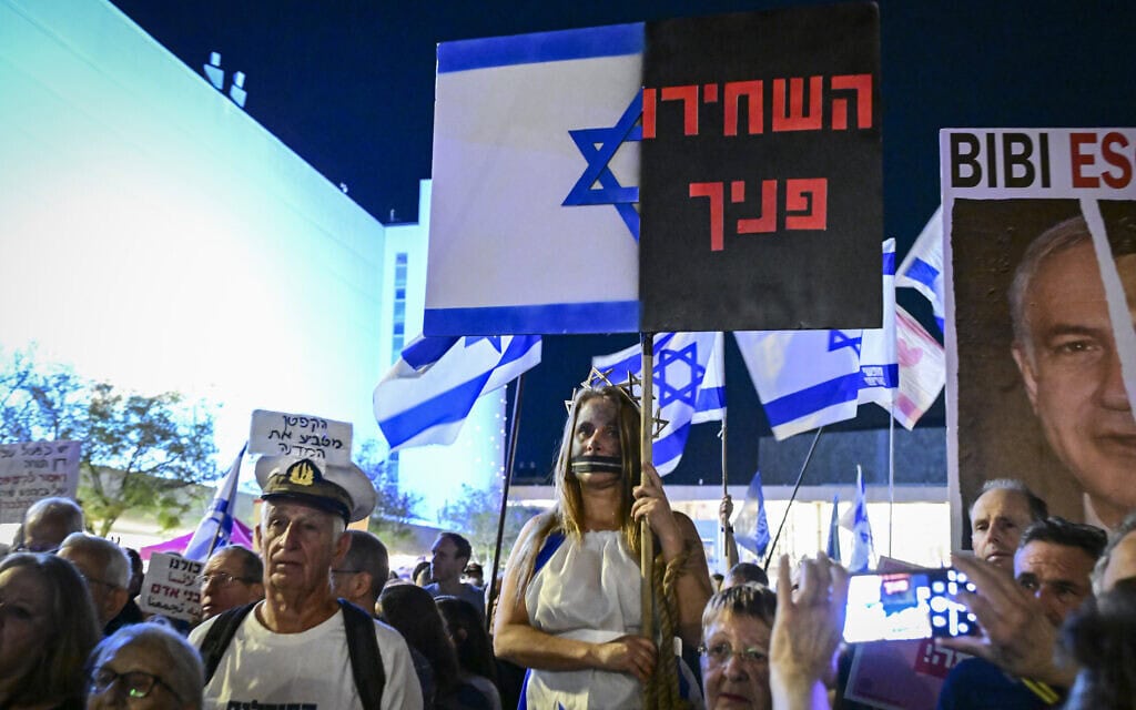 מפגינים נגד הממשלה בכיכר הבימה בתל אביב. 2 במאי 2026 (צילום: אבשלום ששוני/פלאש90) מפגינים נגד הממשלה בכיכר הבימה בתל אביב. 2 במאי 2026 (צילום: אבשלום ששוני/פלאש90)