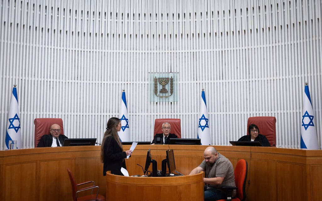 השופטים גילה כנפי-שטייניץ, עופר גרוסקופף ואלכס שטיין בדיון בעתירה נגד שר המשפטים יריב לוין בדרישה לכנס את הוועדה לבחירת שופטים, 3 במאי 2026 (צילום: יונתן זינדל/פלאש90)