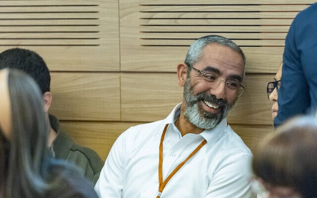 העבריין המורשע רפי קדושים בדיון בכנסת על אלימות בני נוער, 4 במאי 2026 (צילום: יונתן זינדל/פלאש90) העבריין המורשע רפי קדושים בדיון בכנסת על אלימות בני נוער, 4 במאי 2026 (צילום: יונתן זינדל/פלאש90)