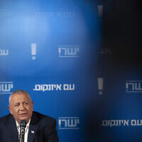 יושב ראש ישר! גדי איזנקוט בכינוס של מפלגתו בתל אביב, 5 במאי 2026