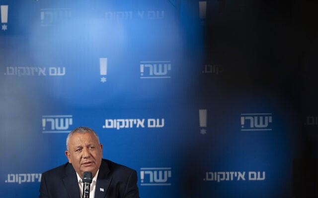 יושב ראש ישר! גדי איזנקוט בכינוס של מפלגתו בתל אביב, 5 במאי 2026 (צילום: פלאש90) יושב ראש ישר! גדי איזנקוט בכינוס של מפלגתו בתל אביב, 5 במאי 2026 (צילום: פלאש90)