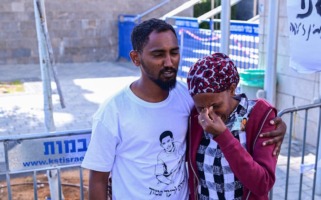 בני משפחתו של ימנו בנימין זלקה מתאספים מחוץ לבית המשפט בלוד עם הגשת כתבי האישום נגד רוצחיו. 10 במאי 2026 (צילום: אבשלום ששוני/פלאש90) בני משפחתו של ימנו בנימין זלקה מתאספים מחוץ לבית המשפט בלוד עם הגשת כתבי האישום נגד רוצחיו. 10 במאי 2026 (צילום: אבשלום ששוני/פלאש90)