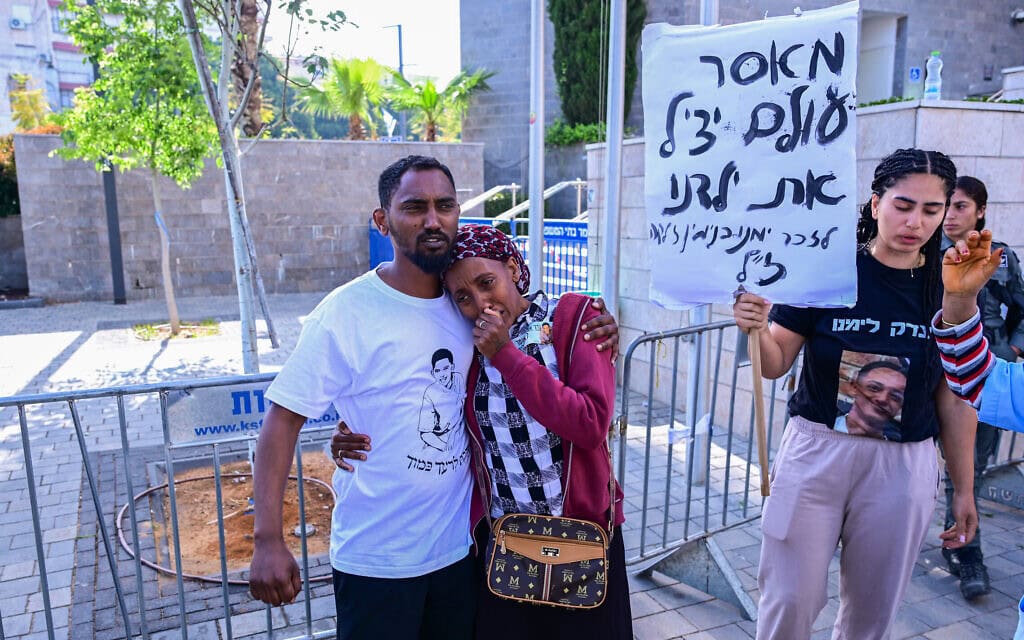 בני משפחתו של ימנו בנימין זלקה מתאספים מחוץ לבית המשפט בלוד עם הגשת כתבי האישום נגד רוצחיו. 10 במאי 2026 (צילום: אבשלום ששוני/פלאש90) בני משפחתו של ימנו בנימין זלקה מתאספים מחוץ לבית המשפט בלוד עם הגשת כתבי האישום נגד רוצחיו. 10 במאי 2026 (צילום: אבשלום ששוני/פלאש90)