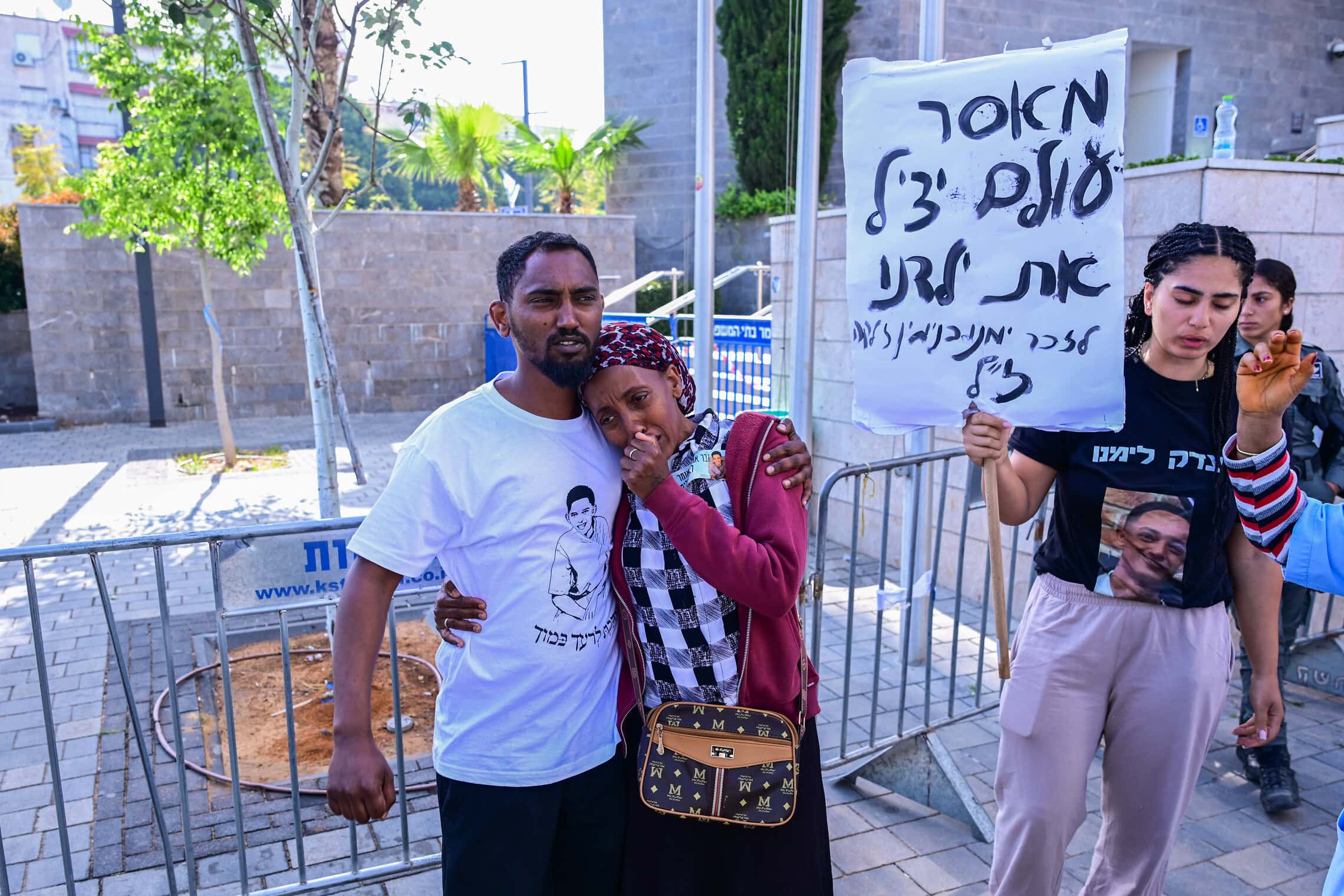 בני משפחתו של ימנו בנימין זלקה מתאספים מחוץ לבית המשפט בלוד עם הגשת כתבי האישום נגד רוצחיו. 10 במאי 2026  (צילום: אבשלום ששוני/פלאש90)