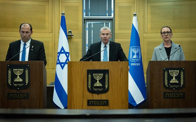 ח"כ יוליה מלינובסקי, שר המשפטים יריב לוין וח"כ שמחה רוטמן במסיבת עיתונאים משותפת בכנסת, 10 במאי 2026 (צילום: יונתן זינדל/פלאש90) ח"כ יוליה מלינובסקי, שר המשפטים יריב לוין וח"כ שמחה רוטמן במסיבת עיתונאים משותפת בכנסת, 10 במאי 2026 (צילום: יונתן זינדל/פלאש90)