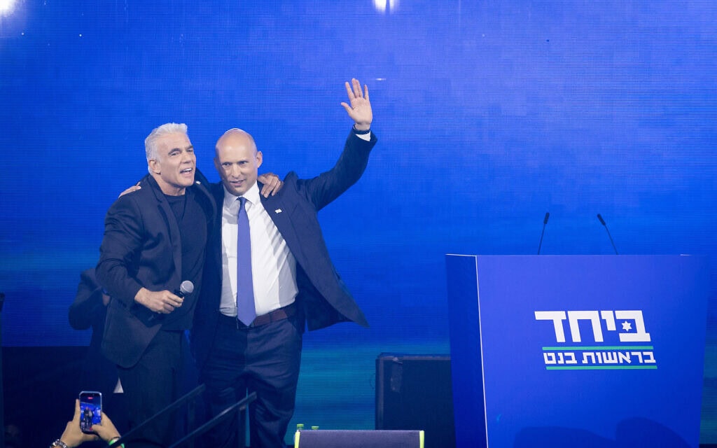 נפתלי בנט ויאיר לפיד בכנס השקת מפלגת ביחד, תל אביב, 12 במאי 2026 (צילום: מרים אלסטר/פלאש90)