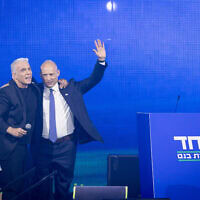 נפתלי בנט ויאיר לפיד בכנס השקת מפלגת ביחד, תל אביב, 12 במאי 2026 (צילום: מרים אלסטר/פלאש90) נפתלי בנט ויאיר לפיד בכנס השקת מפלגת ביחד, תל אביב, 12 במאי 2026 (צילום: מרים אלסטר/פלאש90)