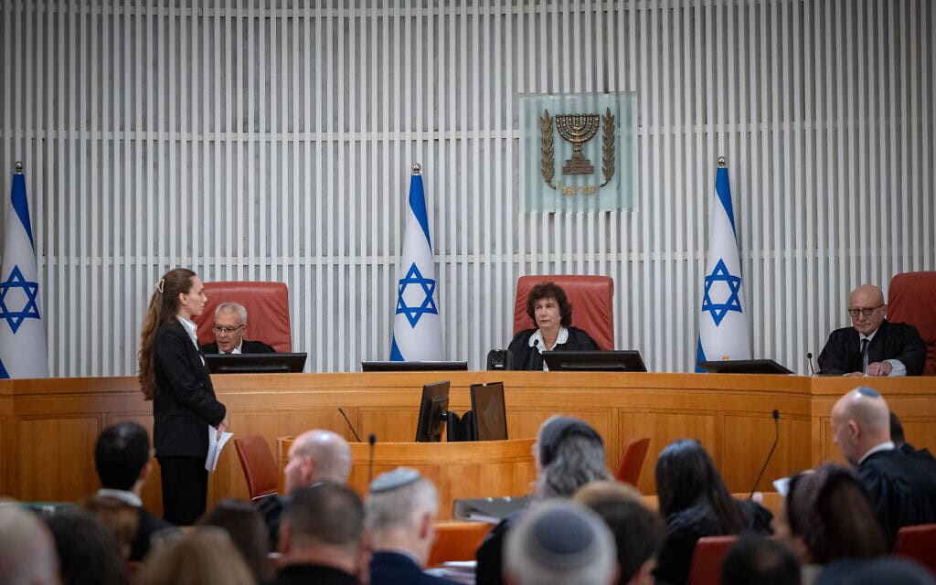 השופטים אלכס שטיין, דפנה ברק־ארז ועופר גרוסקופף בבית המשפט העליון בדיון בעתירות נגד מינויו של אלוף רומן גופמן לראש המוסד הבא, 12 במאי 2026 (צילום: יונתן זינדל/פלאש90) השופטים אלכס שטיין, דפנה ברק־ארז ועופר גרוסקופף בבית המשפט העליון בדיון בעתירות נגד מינויו של אלוף רומן גופמן לראש המוסד הבא, 12 במאי 2026 (צילום: יונתן זינדל/פלאש90)