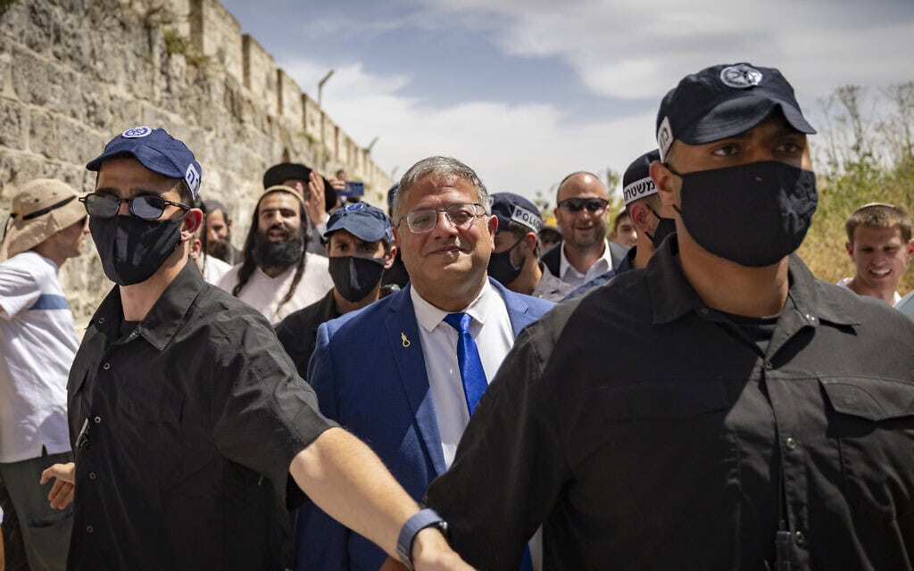 השר לביטחון לאומי איתמר בן גביר מסייר בהר הבית במהלך חגיגות יום ירושלים, 14 במאי 2026 (צילום: יונתן זינדל/פלאש90) השר לביטחון לאומי איתמר בן גביר מסייר בהר הבית במהלך חגיגות יום ירושלים, 14 במאי 2026 (צילום: יונתן זינדל/פלאש90)