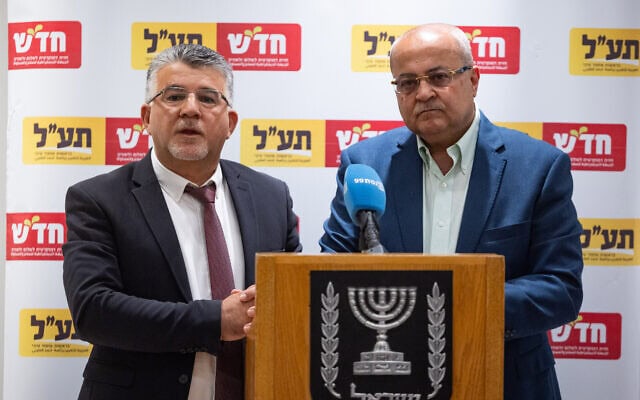 יוסף ג'בארין וח"כ אחמד טיבי בישיבת סיעת חד"ש-תע"ל בכנסת, 25 במאי 2026 (צילום: יונתן זינדל/פלאש90) יוסף ג'בארין וח"כ אחמד טיבי בישיבת סיעת חד"ש-תע"ל בכנסת, 25 במאי 2026 (צילום: יונתן זינדל/פלאש90)