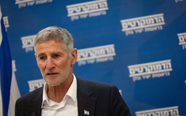 יו"ר הדמוקרטים, יאיר גולן, מנהל ישיבת סיעה בכנסת, 25 במאי 2026 (צילום: יונתן זינדל/פלאש90) יו"ר הדמוקרטים, יאיר גולן, מנהל ישיבת סיעה בכנסת, 25 במאי 2026 (צילום: יונתן זינדל/פלאש90)